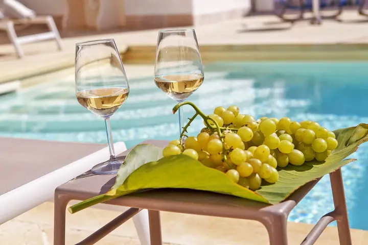 Un aperitivo a bordo piscina