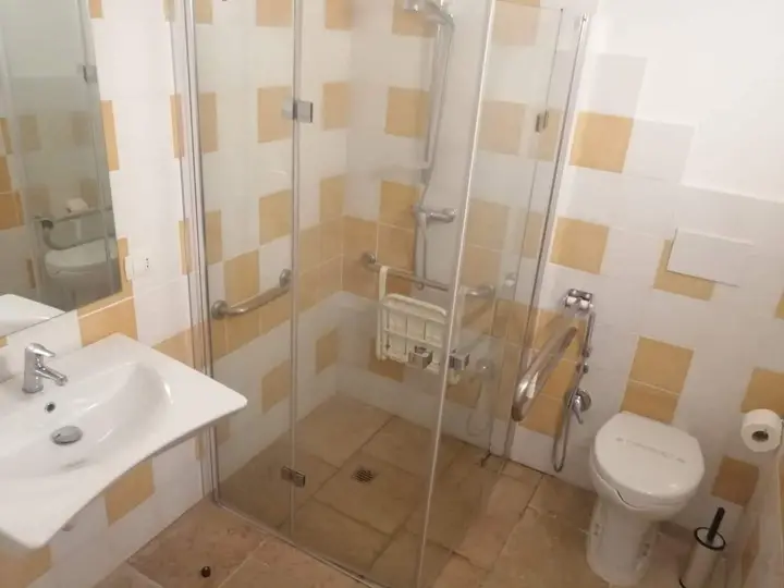 Il bagno attrezzato per persone con disabilità, con doccia a filo pavimento e maniglioni