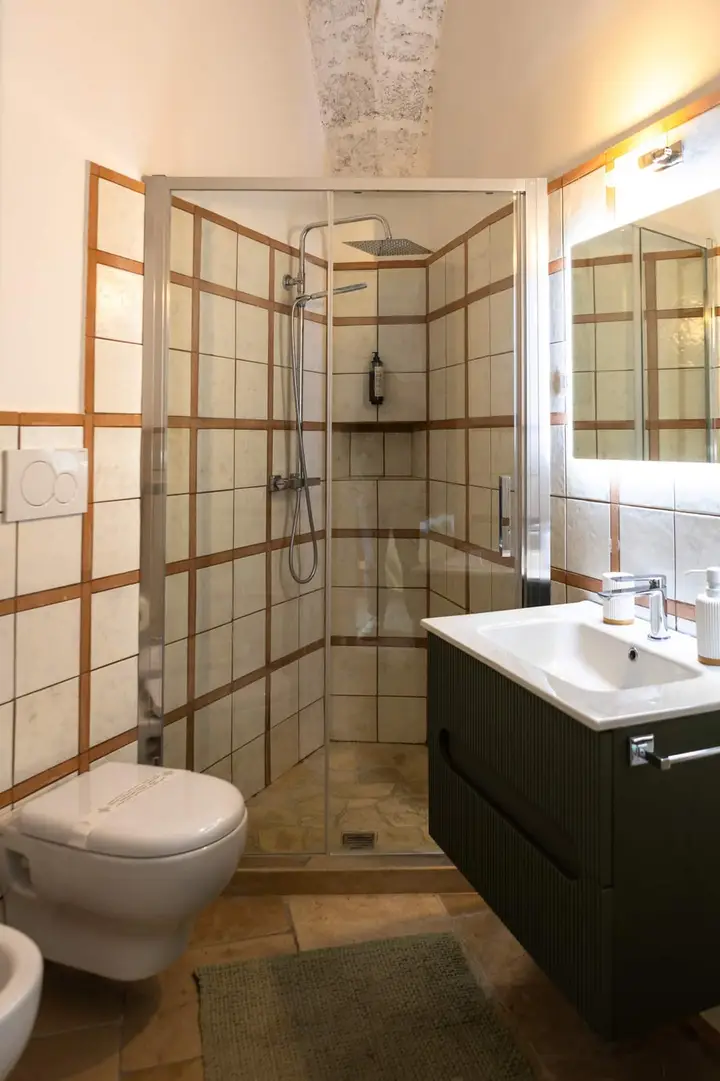 Un bagno con doccia