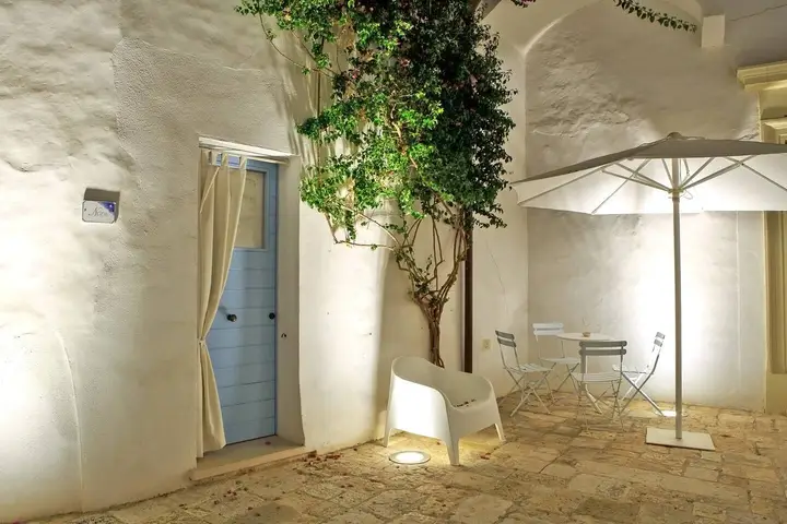 Un angolo della corte, con la porta di una camera