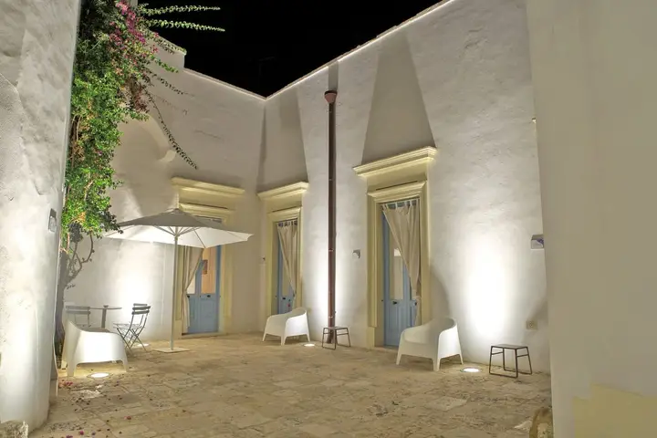 La corte d'ingresso illuminata