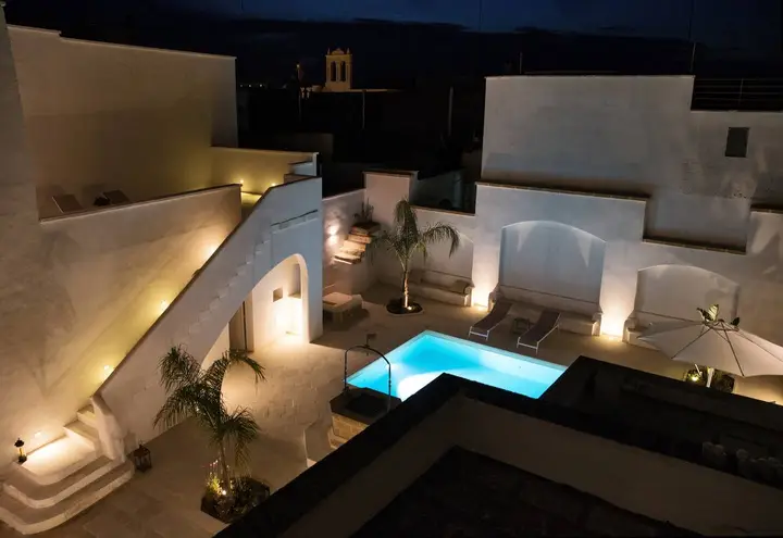 Il cortile della piscina visto dall'alto, con il campanile sullo sfondo