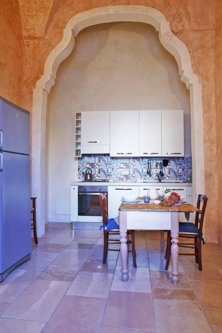 La cucina vista dall'arco in pietra