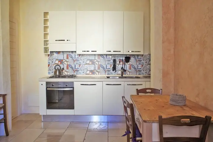 La cucina attrezzata, con lavastoviglie