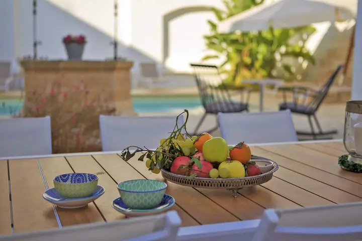 Colazione in giardino, accanto alla piscina