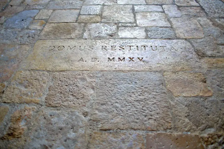 «Domus restituta A.D. MMXV»: l'incisione che ricorda il restauro del 2015