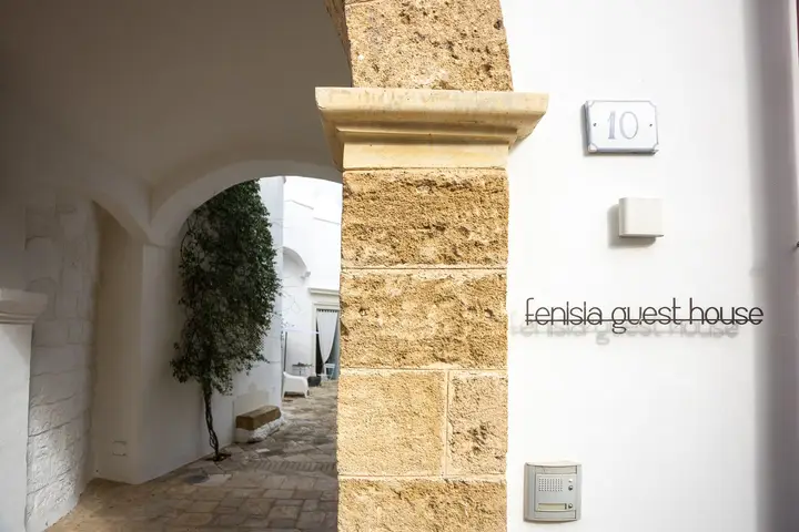 L'ingresso, con l'insegna e l'androne che porta alla corte