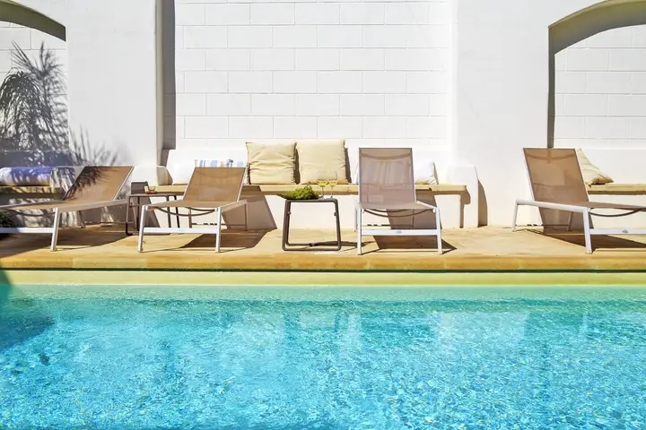 Lettini e divanetti a bordo piscina