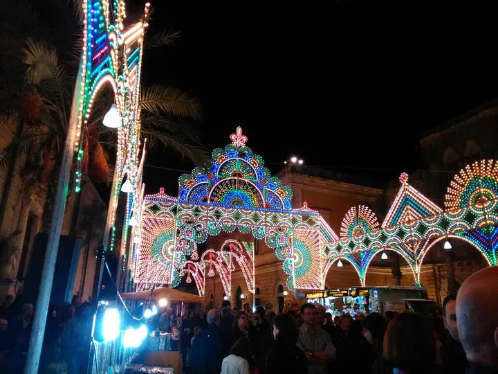 Le luminarie della festa patronale in piazza