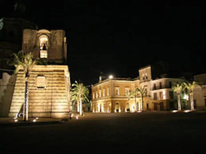 La piazza di Campi Salentina di sera