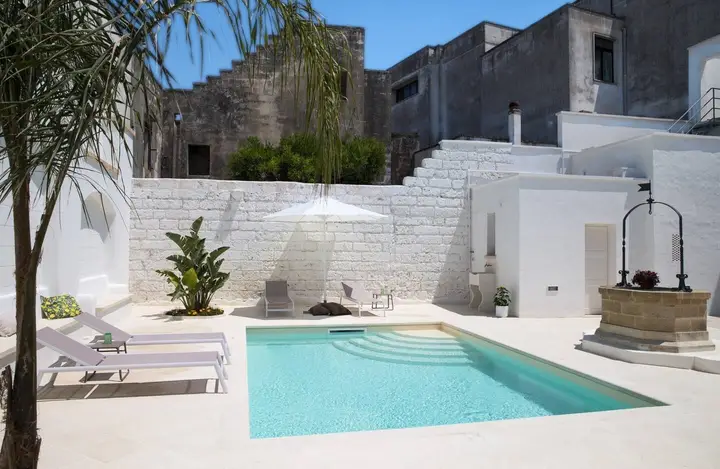 La piscina privata tra i muri a calce e la pietra del centro storico