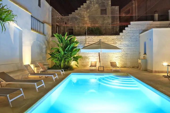 La piscina illuminata nelle sere d'estate