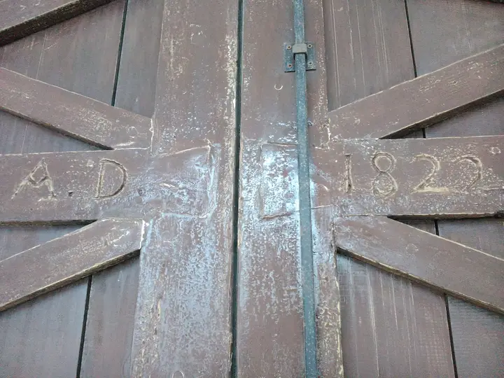 La data incisa sul portone: A.D. 1822