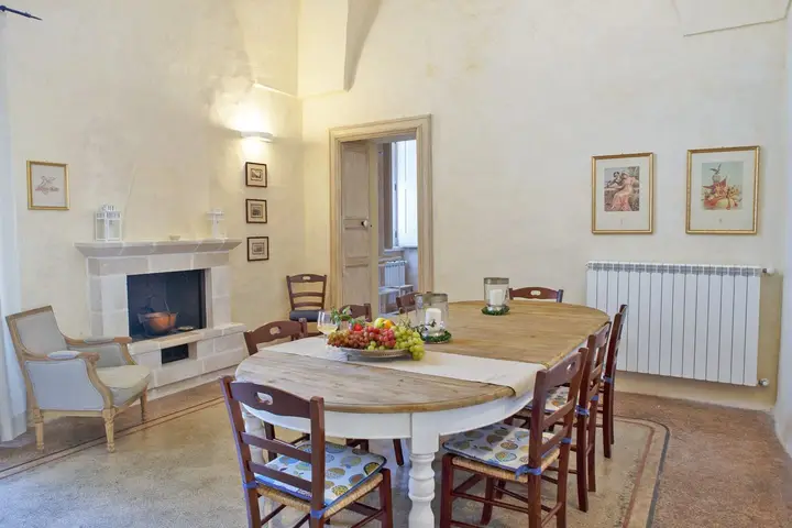 La sala da pranzo con il camino d'arredo