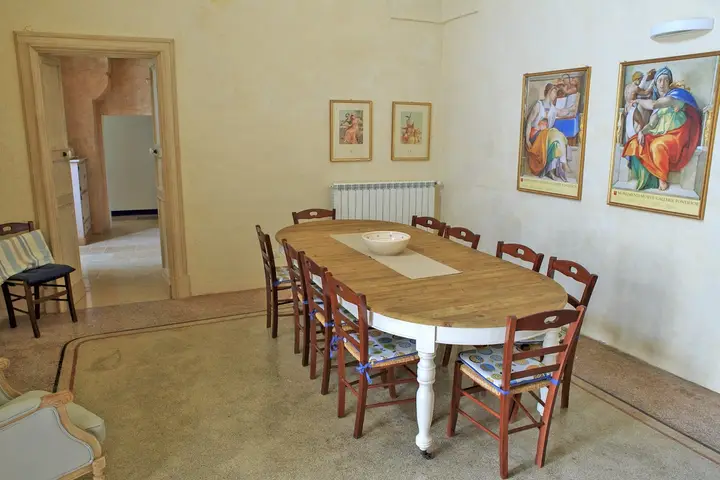 La grande tavola della sala da pranzo