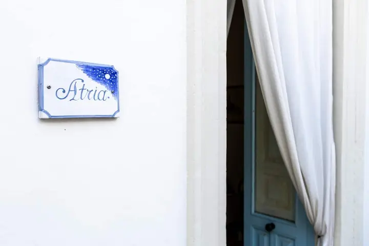 Una targa in maiolica sulla porta di una camera